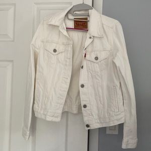 Women’s white denim jacket Levi’s size medium great condition barely worn